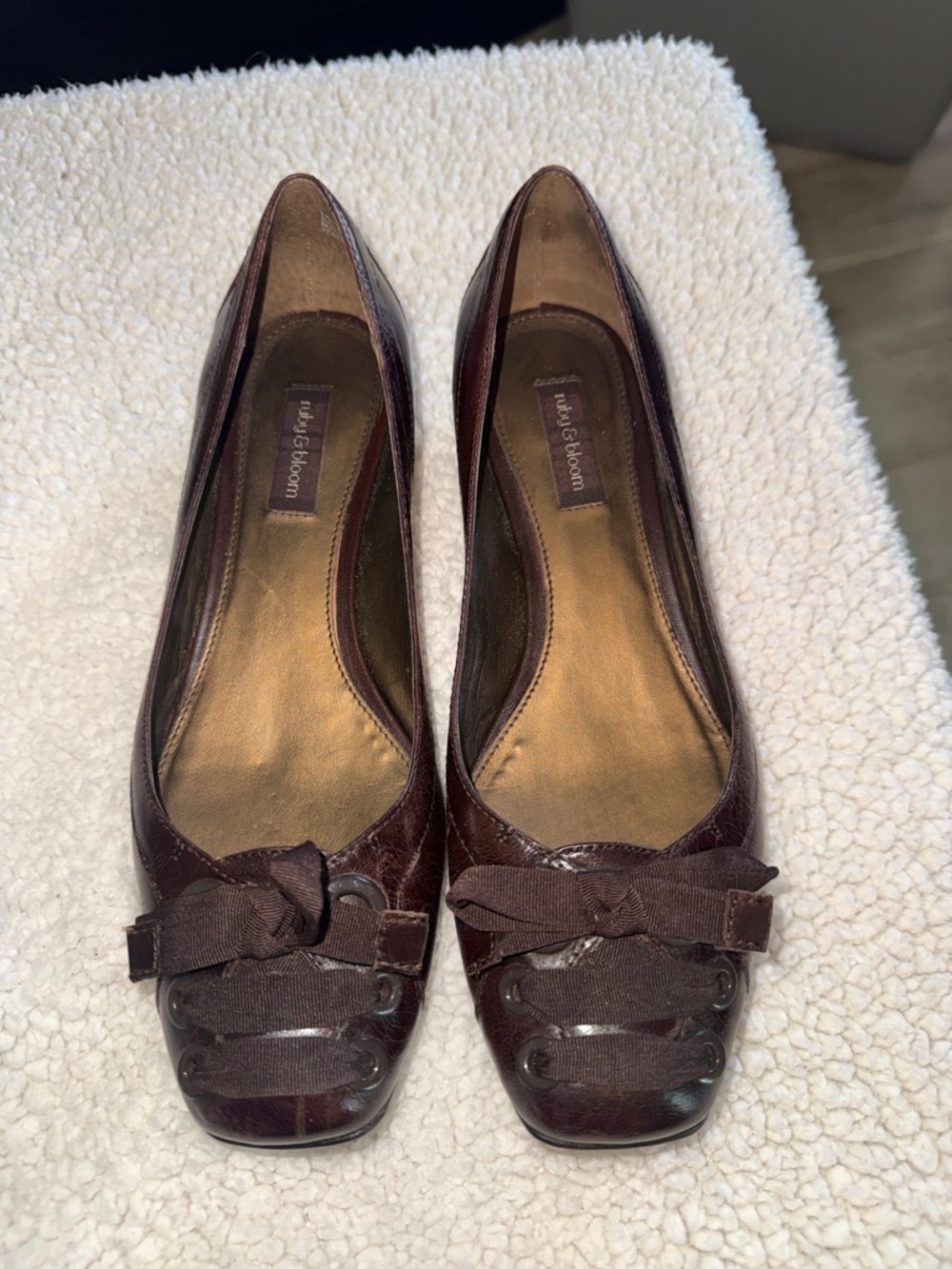 ruby & bloom Brown Patent Bow-Trim Ballet Flats